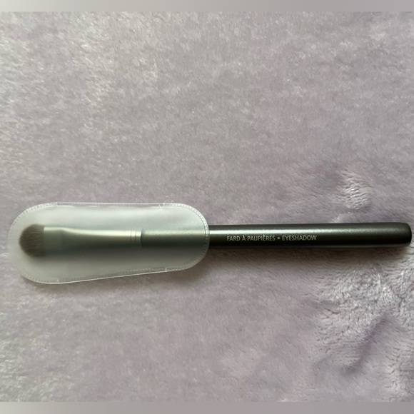 Eyeshadow brush - Picture 2 of 3